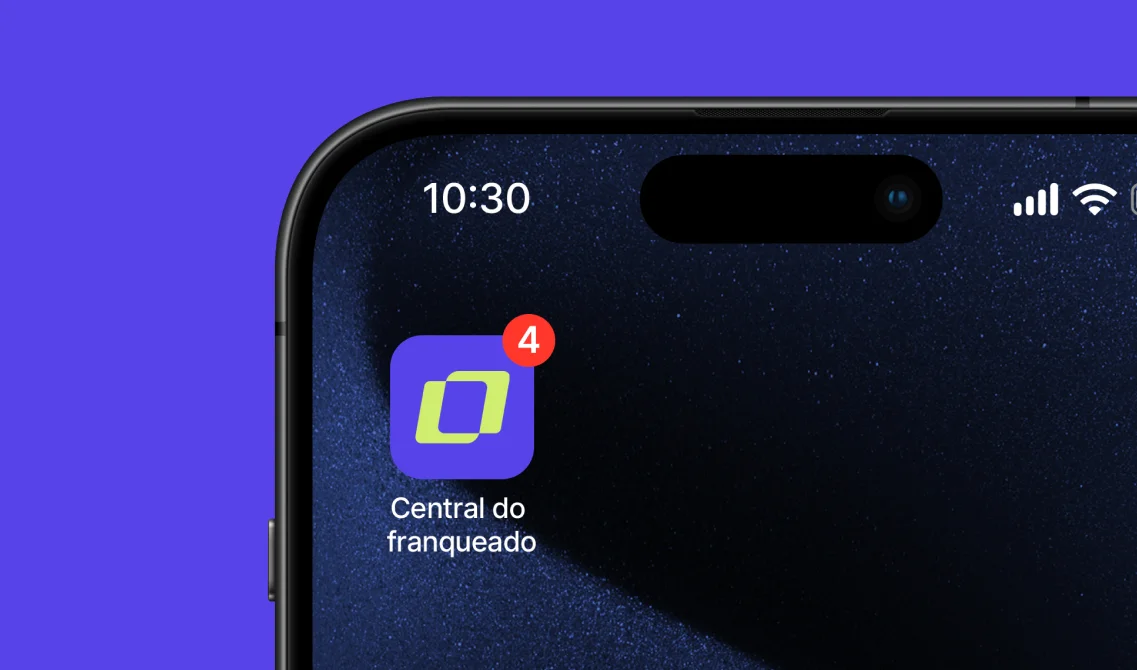 Ícone do aplicativo Central do Franqueado exibido na tela de um celular com notificação de 4 novas mensagens, sobre um fundo roxo.