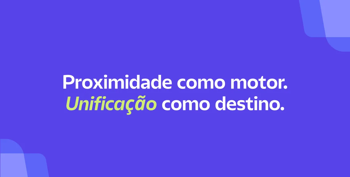 Texto "Proximidade como motor. Unificação como destino." sobre fundo roxo com elementos gráficos em tons de azul claro e verde.