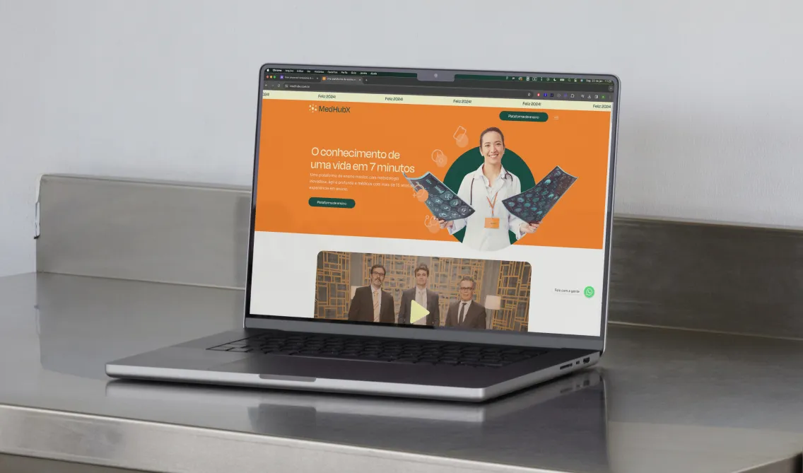 Notebook exibindo o site da MedHubX, destacando a inovação em microlearning para educação médica